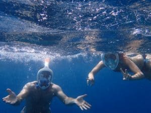 snorkeling con maschera integrale