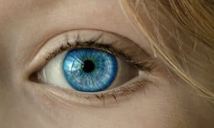 occhio umano blu